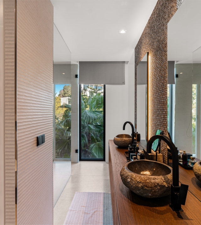 Resa Estates luxury vila Can Furnet modern Villa moderna bathroom.jpg